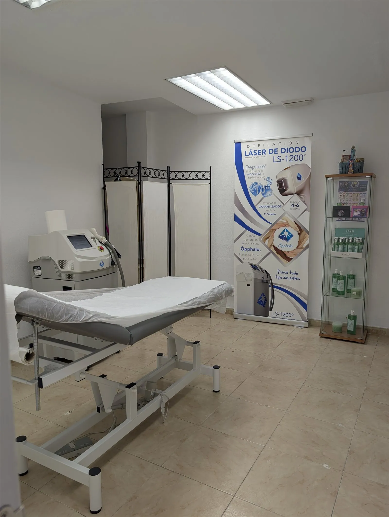 Cabina real del centro, con camilla y equipo de depilación láser